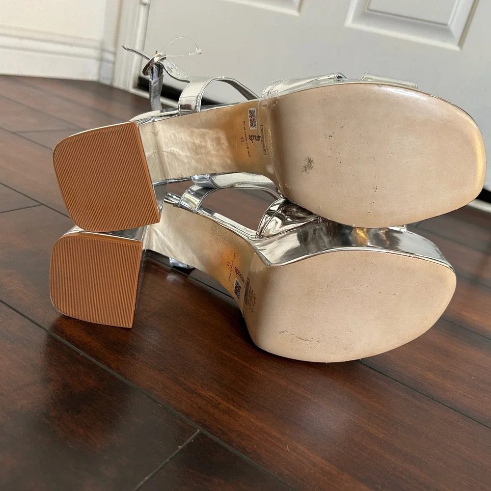 NWOB Larroude Bee‎ Chunky Platform Shoes Women size 11 Block Heel Strappy Silver